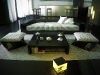 Черно-белый интерьер гостиной в частном доме, фото