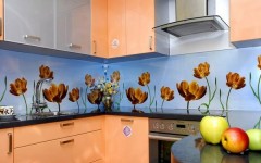 Декоративные стеклянные панели в кухне