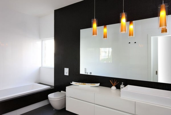 Ванная комната в черно-белом исполнении 