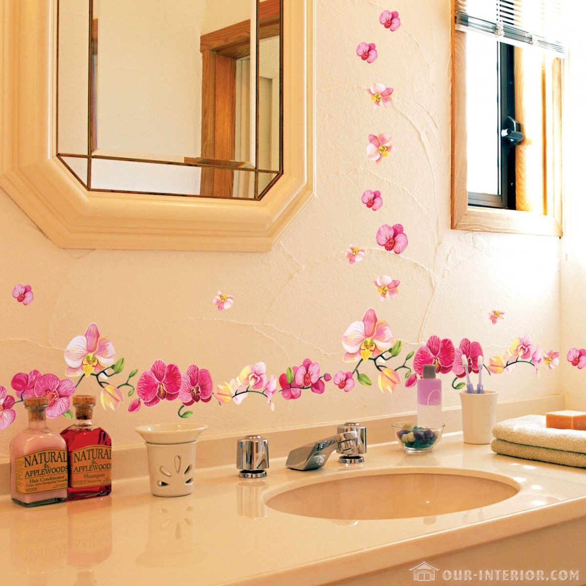 Как украсить ванну. Декор для ванной комнаты на стену. Декоративные цветы в ванную комнату. Украшения в ванную комнату на стену. Искусственные цветы в ванной комнате.