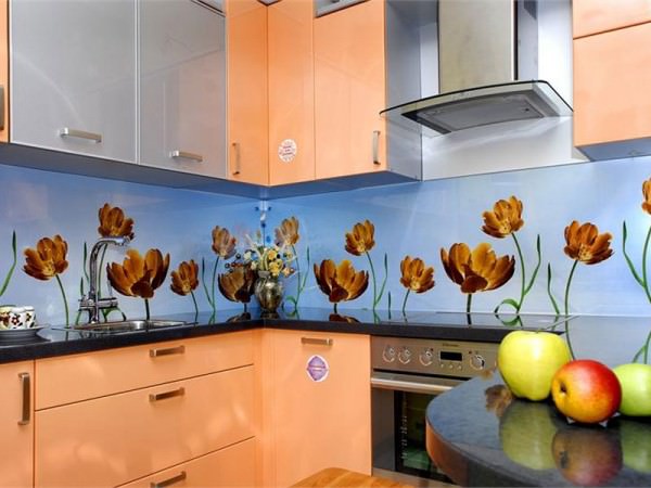 Декоративные стеклянные панели в кухне модерн и кухни в скандинавском стиле